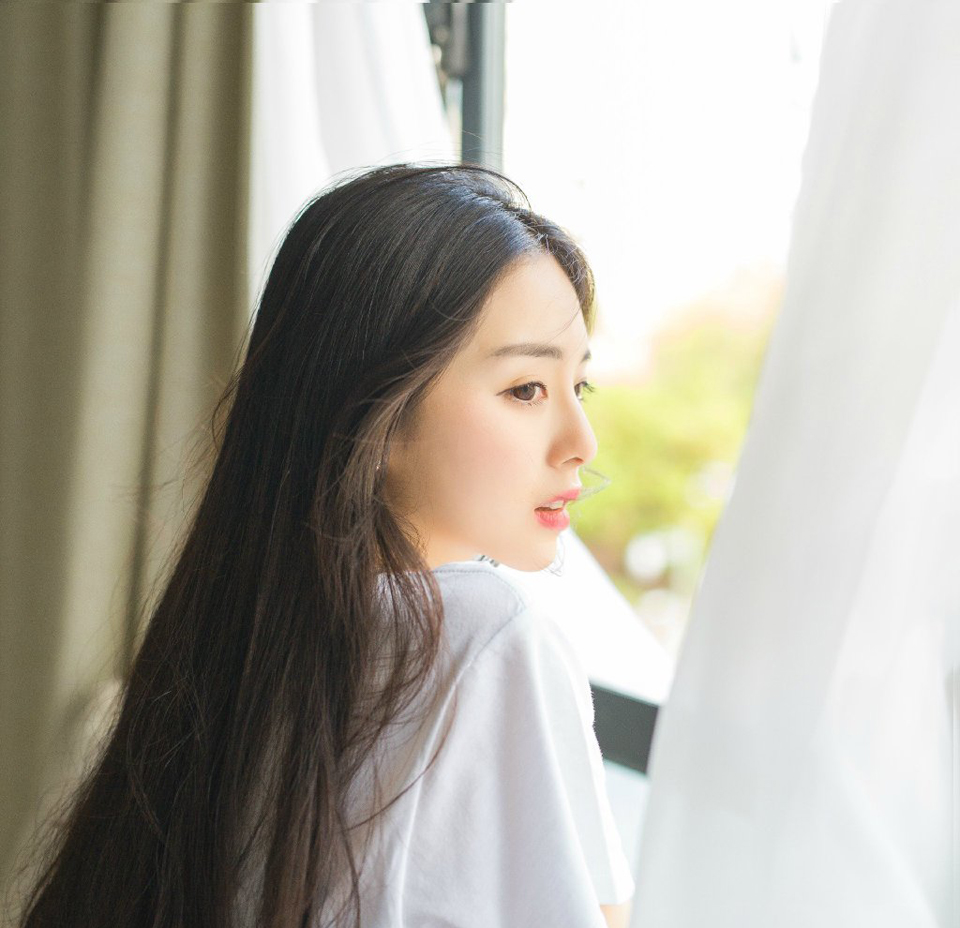 我避开无事时过分热络的友谊，这使我少些负担和承诺。我不多说无谓的闲言，这使我觉得清畅。------我尽可能不去缅怀往事，因为来时的路不可能回头。我当心的去爱别人，因为比较不会泛滥。我爱哭的时候便哭，想笑的时候便笑，只要这一切出于自然。我不求深刻，只求简单。——三毛《送你一匹马》